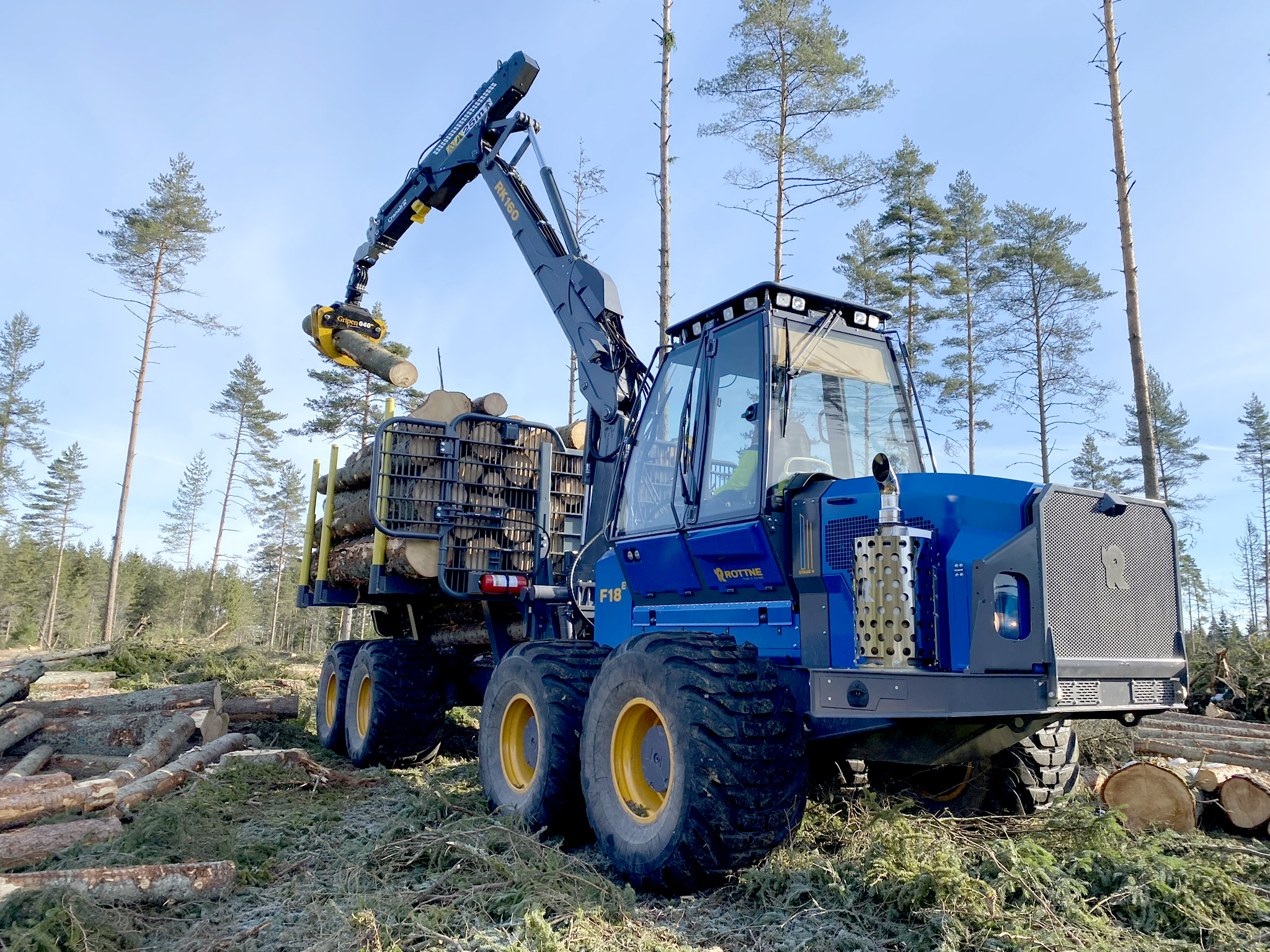 Virkestransport med maskin från Rottne